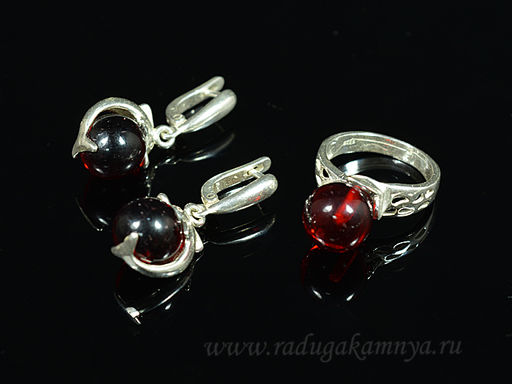Комплект с янтарём в посеребрении кольцо, серьги "дельфин на шаре" шарик 11мм цв.вишня