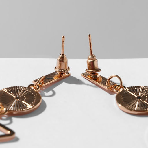 Серьги «Ракушка» треугольник полый, белые в золоте, форма МИКС