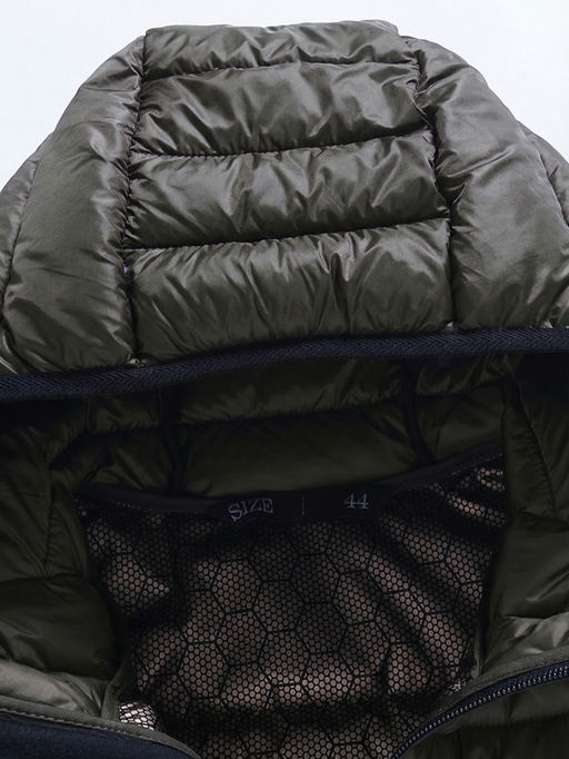 Куртка женская удлинённая стёганая с капюшоном и графеновой подкладкой цвета хаки 9628_1Kh