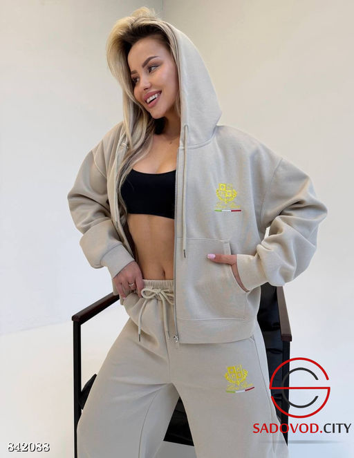 Спортивный женский костюм