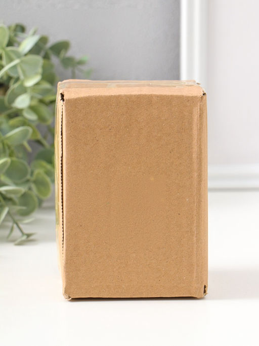 Фигурка полистоун Зайчик в зеленый комбинезоне, с жёлтым сердцем, 13 см