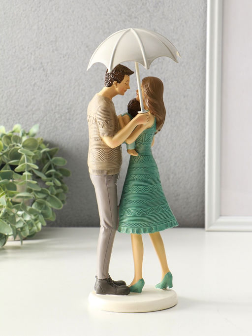 Сувенир полистоун "Папа, мама и малыш в вязанных нарядах, под зонтом" 8,5х9,5х25,5 см