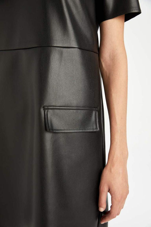 Базовое прямое мини-платье из искусственной кожи с круглым вырезом и трапециевидным вырезом с короткими рукавами - Defacto фото 4