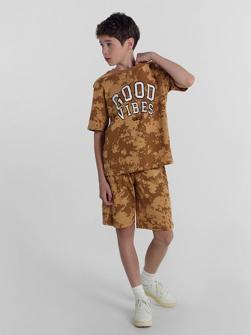 Комплект для мальчиков (футболка, шорты) бежевый с дизайнерским принтом - Mark formelle фото 2