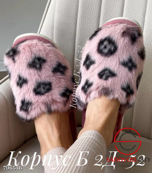 Женские тапочки с логотипами