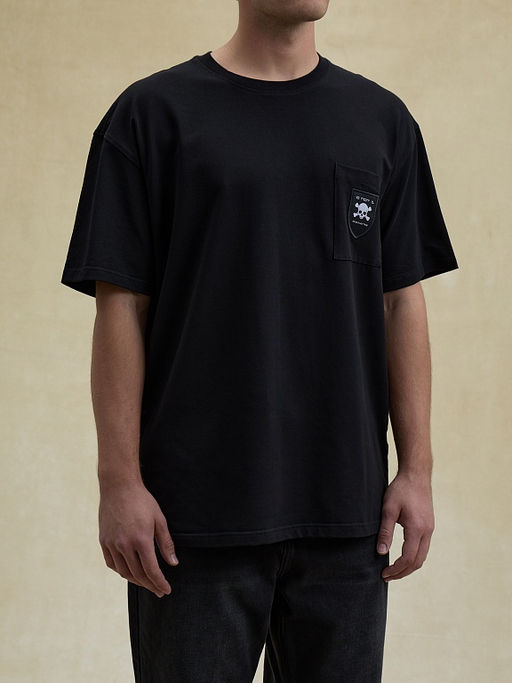 Черная футболка False not true