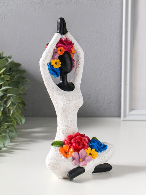 Фигура полистоун «Девушка-йогиня: руки сложенны над головой, с цветами», чёрный, 12.5×10.5×22.5 см