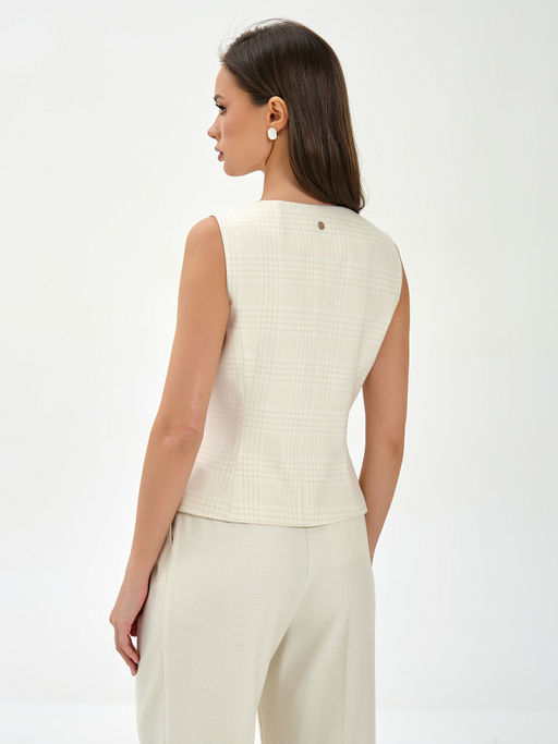 Жилет прилегающего силуэта