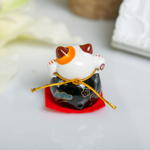 Цена за 5 шт. Сувенир керамика Манэки-нэко на коврике МИКС 4х3,8х3,3 см - Simaland фото 3