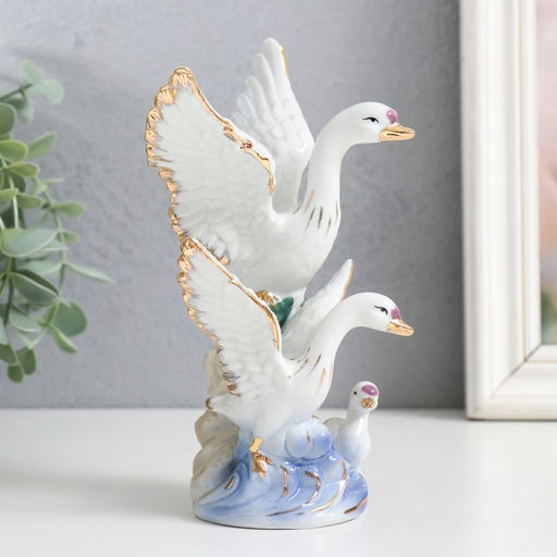 Фигурка керамика «Семейство лебедей, с цветком», 17 см