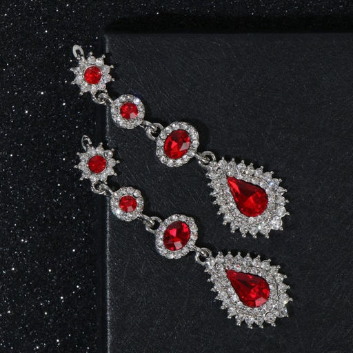 Серьги висячие со стразами Вечерние мадам, цвет бело-красный в серебре, 7 см