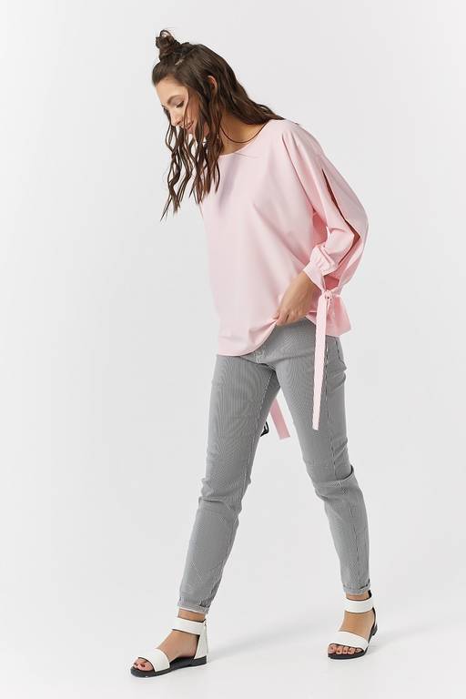 Блузка летняя с разрезами на рукавах розовая