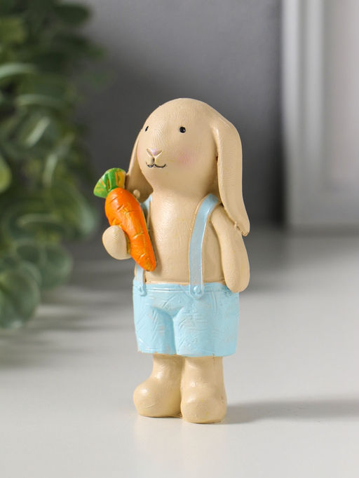 Фигурка полистоун Зайчик в голубых шортиках на лямках, с морковкой, 5?3?9.5 см