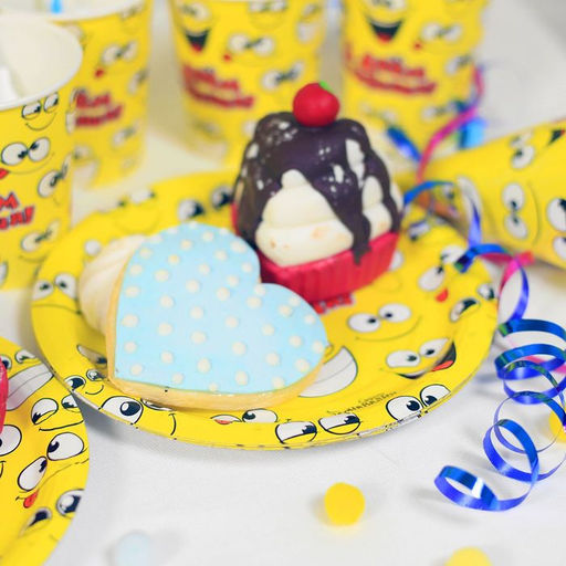 УЦЕНКА Одноразовая посуда «С днём рождения», смайлики: 6 тарелок, 6 стаканов, 6 колпаков, 1 гирлянда