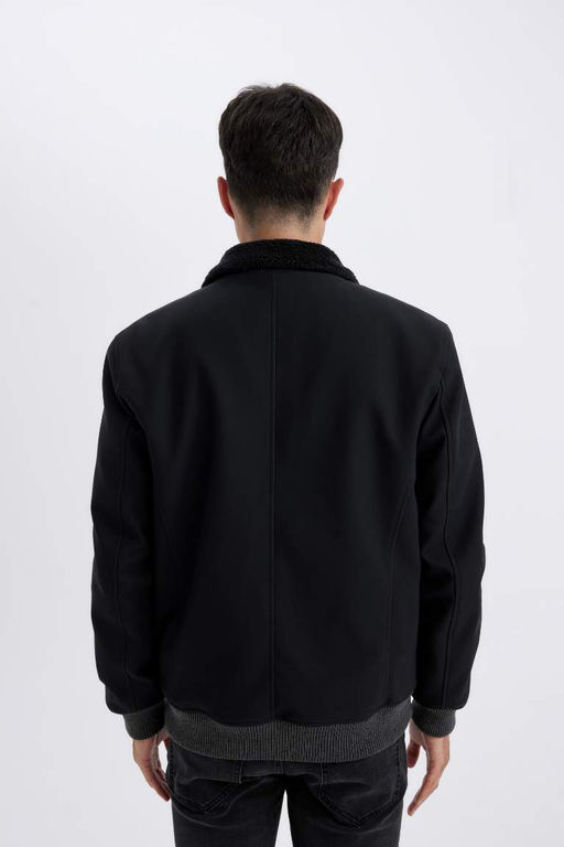 Приталенная сезонная куртка из искусственной кожи с воротником-стойкой на подкладке и застежкой-молнией с двойным карманом - Defacto фото 7