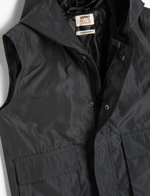 Жилет без рукавов с капюшоном для мальчика, карманами и ветрозащитной планкой