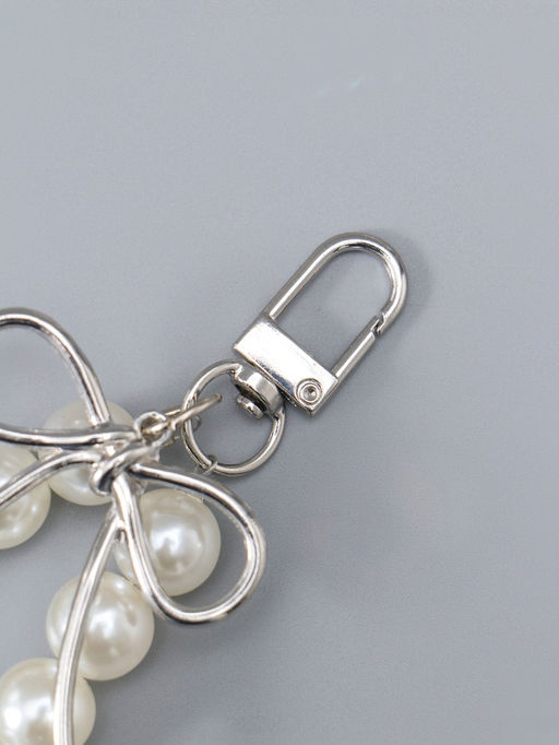 Брелок на карабине "Жемчужная нить с сердцем и бантом" серебристо-белый 13х3х1 см