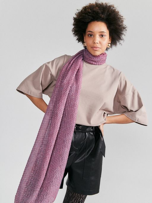 \Большой,красивый палантин, выполненный из гофрированной ткани и украшенный тонкими нитями люрекса. - Tantino фото 3