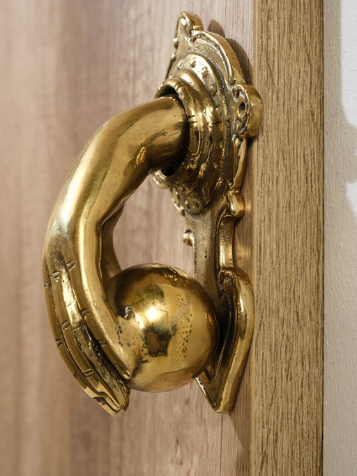 Дверной молоток "Рука с шаром" 10х16х7 см