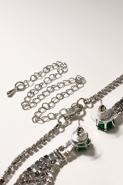 Набор 2 предмета: серьги, колье Феникс изгиб, цвет бело-изумрудный в серебре, 35 см