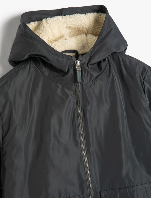 Пальто с капюшоном для мальчика на флисовой подкладке с карманом на молнии и детальным описанием