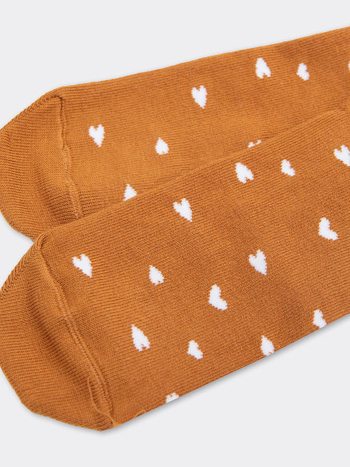 Цена за 5 пар! Высокие детские носки в оттенке кэмел с рисунком в виде сердечек - Mark formelle фото 4