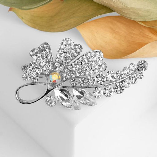 Брошь «Цветочная сирень», цвет белый в серебре