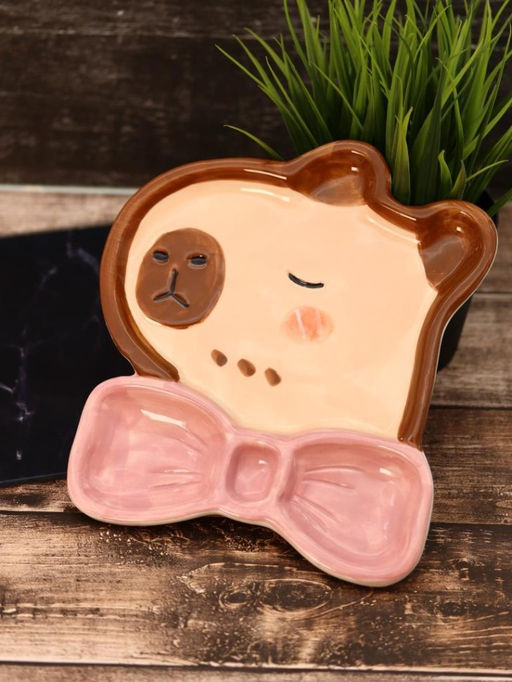 Тарелка керамическая iLikeGift Capybara bow tie, 18,4х20,5х2,4 см