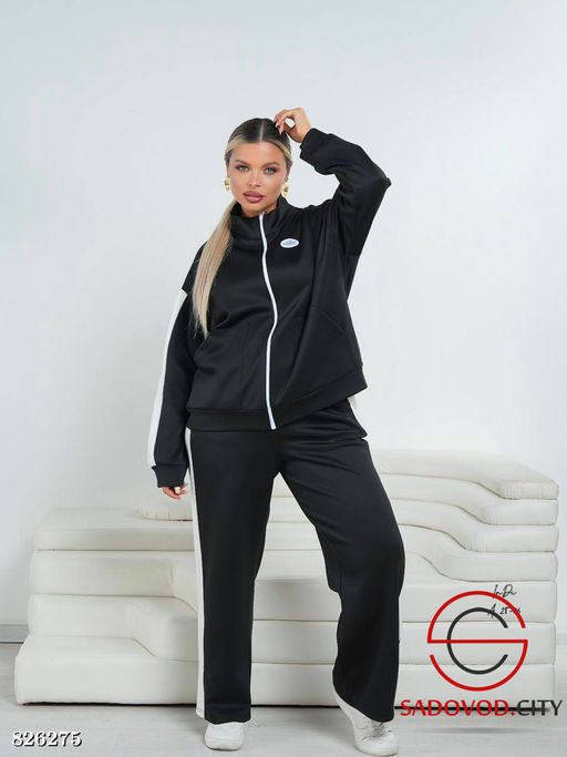 Спортивный женский костюм