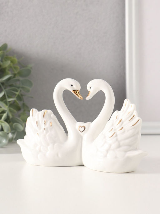 Фигурка керамика «Белые лебеди с маленьким сердечком», с золотом, 4×15×9 см