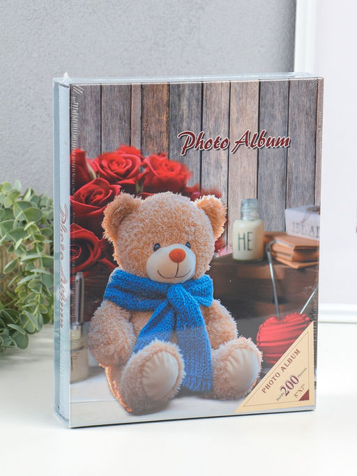Фотоальбом на 200 фото 13х18 см "Медведь в синем шарфе и розы" в коробке 5,5х23,5х29,5 см