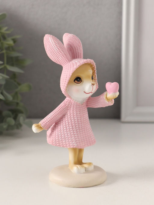 Фигурка полистоун Зайка в вязаном розовом платьице, сердечко в лапке, 7.5?5.5?13.5 см