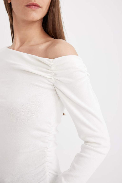 Женская облегающая однотонная футболка в рубчик с узким вырезом на одно плечо и длинным рукавом - Defacto фото 5