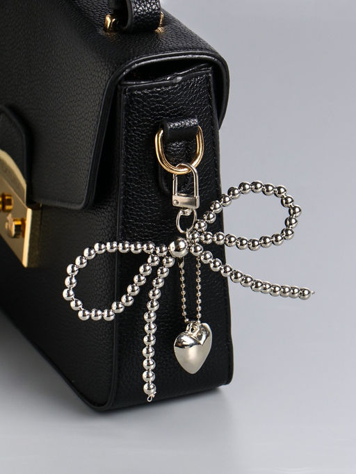 Цена за 2 шт. Брелок для ключей на карабине Бант и сердце, на сумку, рюкзак, под серебро, бусины d=0.5 см сердце 2.7?3?1.5 12?12?1.5 см