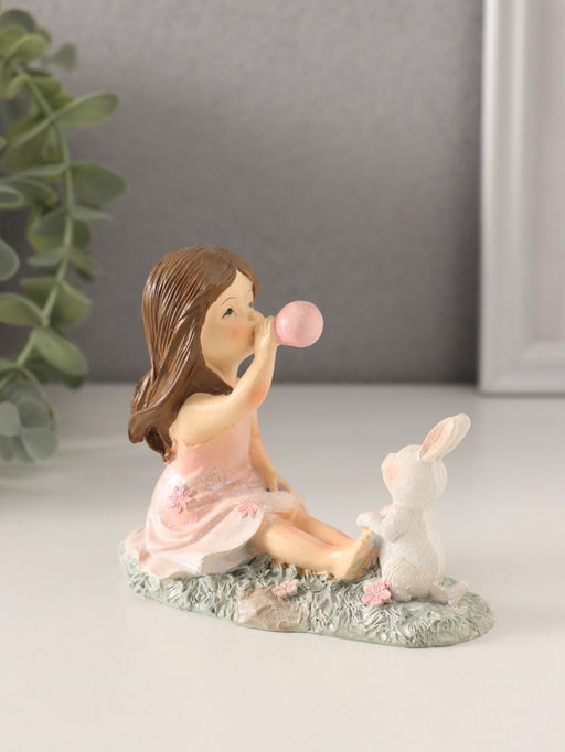 Фигурка полистоун «Малышка надувает шарик, с зайчиком на лужайке», розовый, 10.5×5×9 см