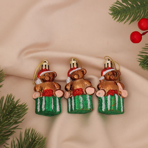 Цена за 2 шт. Ёлочные игрушки 3 шт. Зимнее волшебство. Мишка на подарке пластик, 64 см