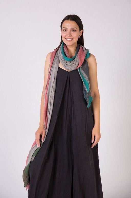 Палантин с бахромой серого цвета из модала