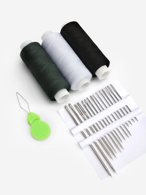 Швейный набор 31 предмет в пластиковой коробке 7,5*7,5*2,5 АУ