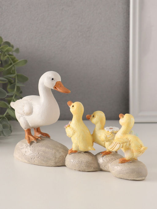 Фигурка полистоун «Уточка с утятами на камешках», 21×6.5×11 см