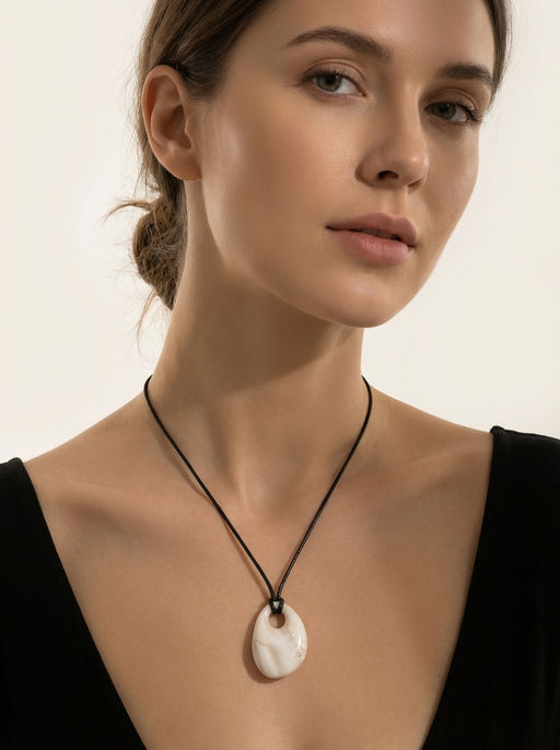 Кулон на шнурке