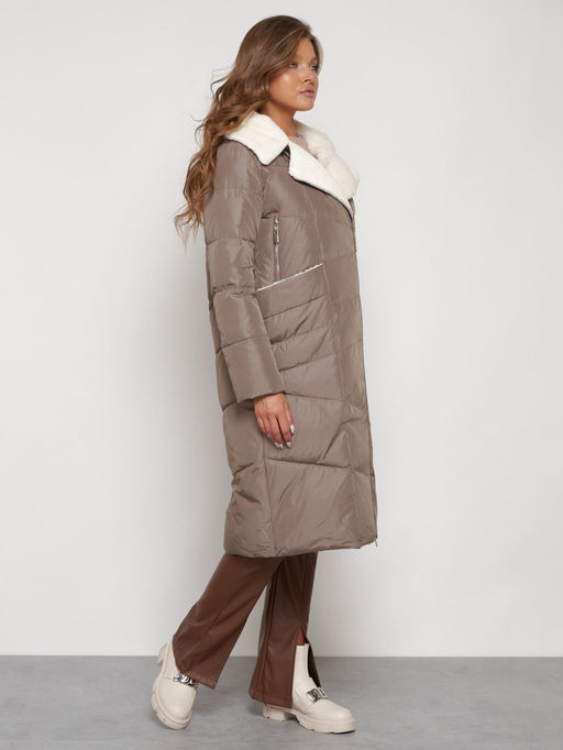 Пальто утепленное с капюшоном зимнее женское коричневого цвета 132255K - Visdeer фото 3