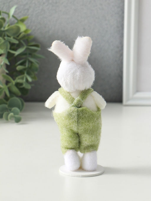 Фигурка Белый зайчик в зелёном комбинезоне, 4?6?15 см