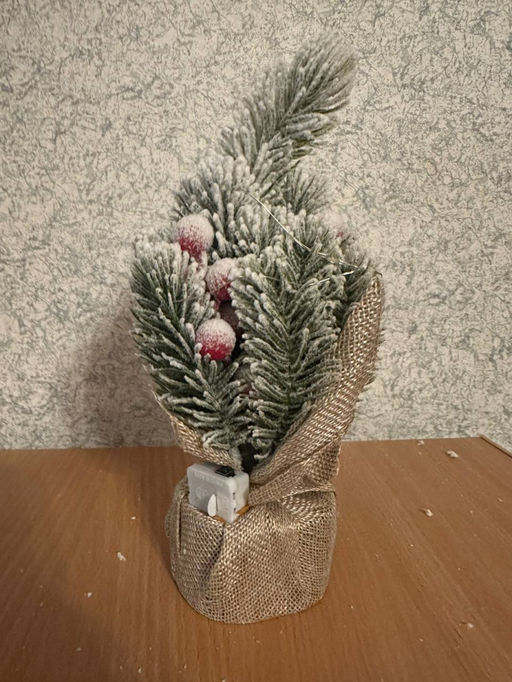 Новогодняя композиция с гирляндой (3585) Красные ягоды 25см