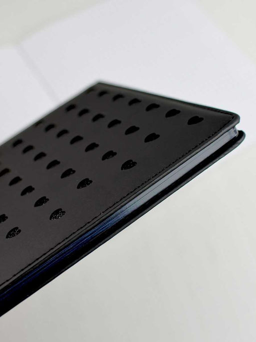 Дневник школьный арт. 68700 / 15 СЕРДЕЧКИ НА ЧЕРНОМ