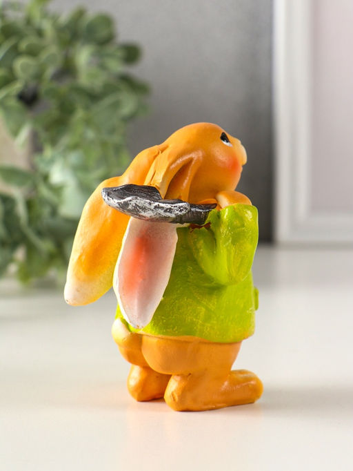 Фигурка полистоун Зайчик с лопатой, в зелёном пальто, 6?7.5?9.5 см