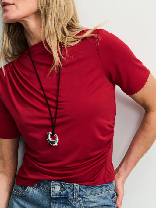 Приталенная футболка из модала / Zarina