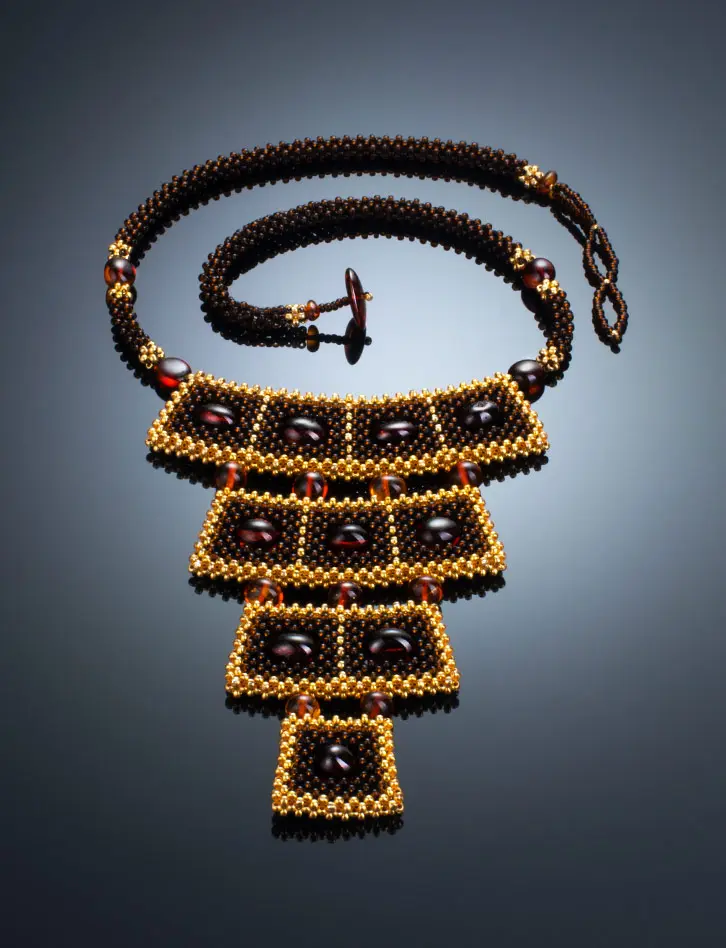 Стильное колье из бисера и янтаря Лукоморье в тёмном оттенке - Амберхолл фото 3