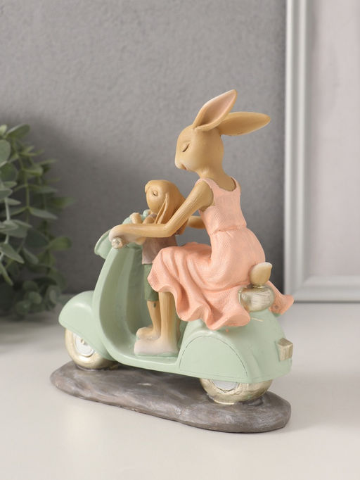 Фигурка полистоун «Зайки. Мама с сыном на мопеде», 16×6×17.5 см