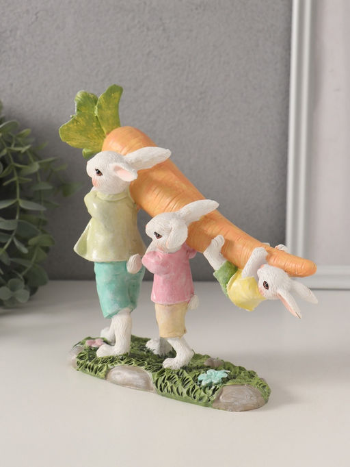 Фигурка полистоун «Зайчата несут большую морковь», 19.5×6.5×18 см