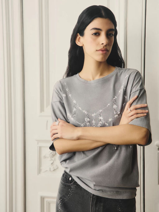 Футболка с принтом и декоративными кристаллами / Zarina